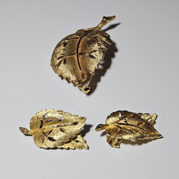 BSK Vintage Gold Plated Leaf Brooch & Clip-on Earring Set - Picture 8 of 15